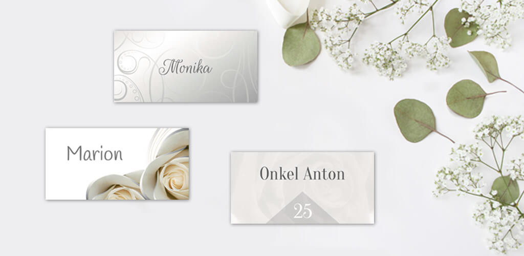 Tischkarten Silberhochzeit Tischkarten zur Silberhochzeit auf einem Tisch mit Schleierkraut