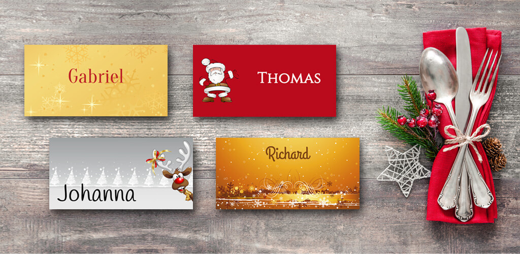 Tischkarten Weihnachten Tischkarten zu Weihnachten auf einem Holztisch mit Besteck