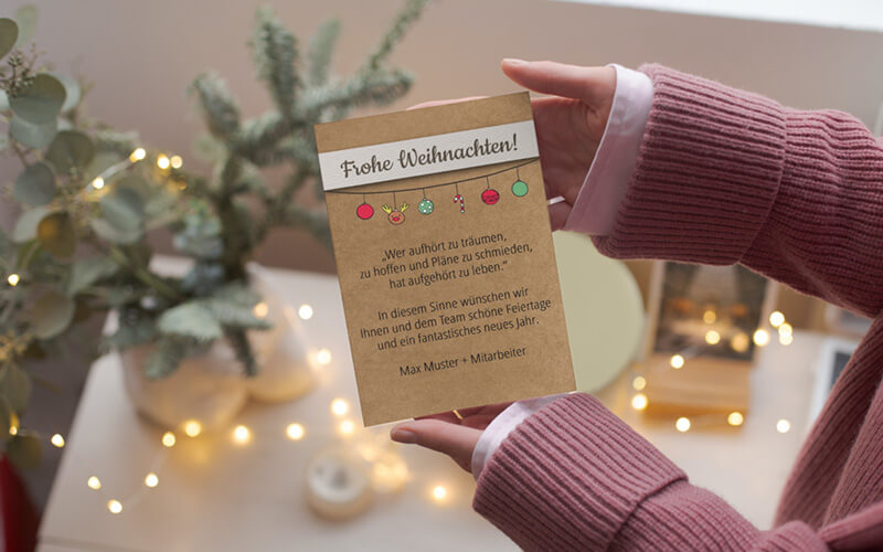 Weihnachtskarten in den Händen halten