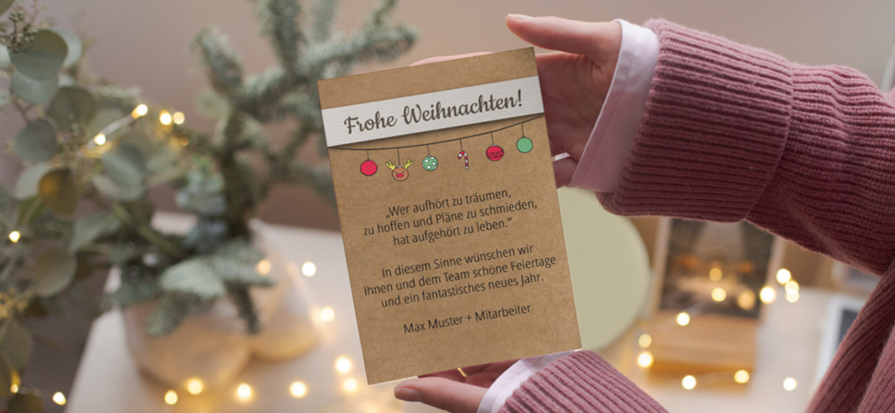 Weihnachtskarten in der Hand halten